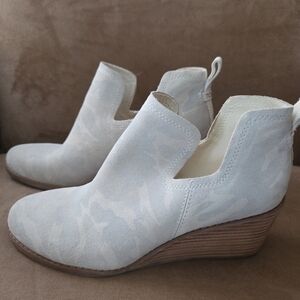 Toms Suede Boots Kallie Camo Print  Wedge Size 8